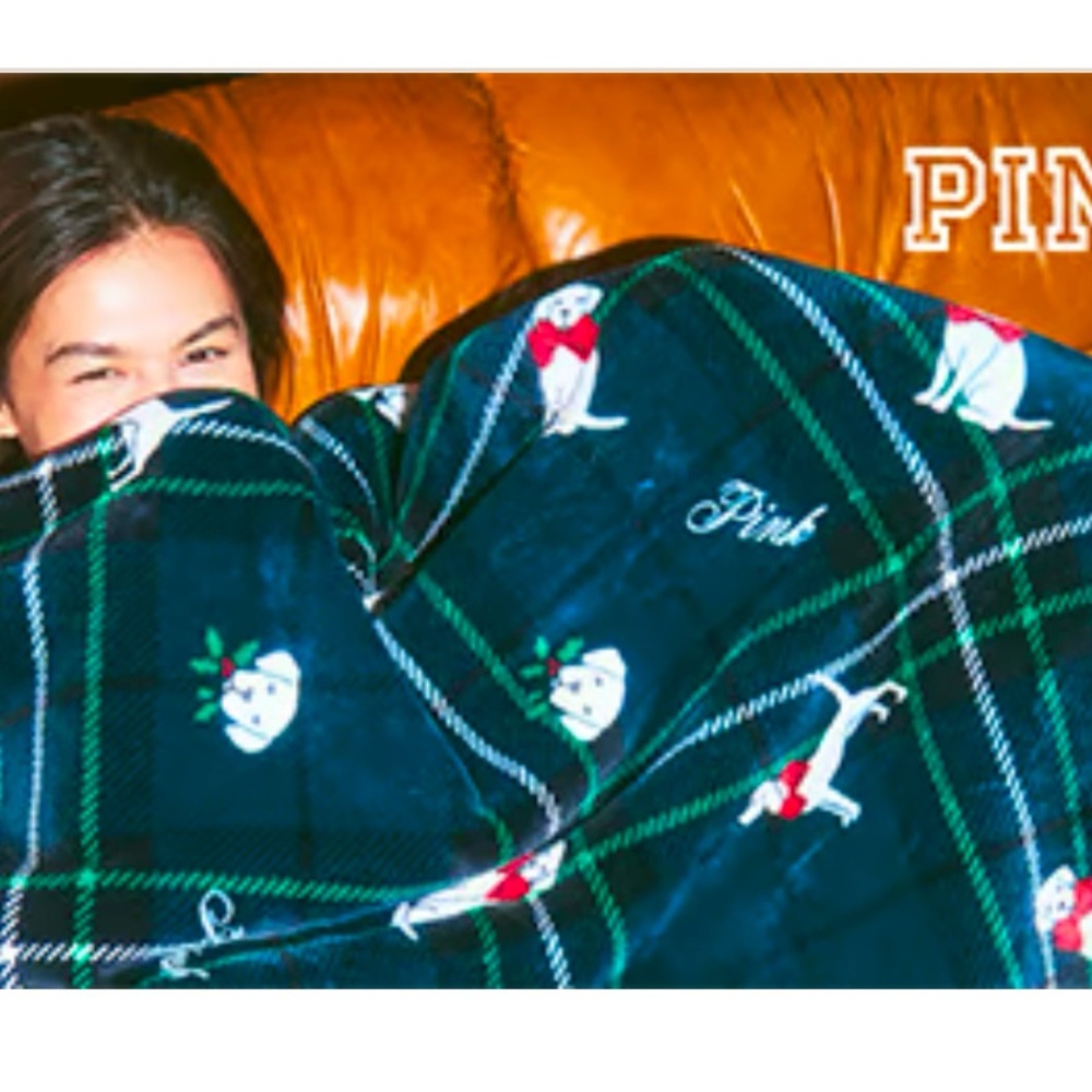 NWT VICTORIA'S SECRET
Cozy Logo Blanket